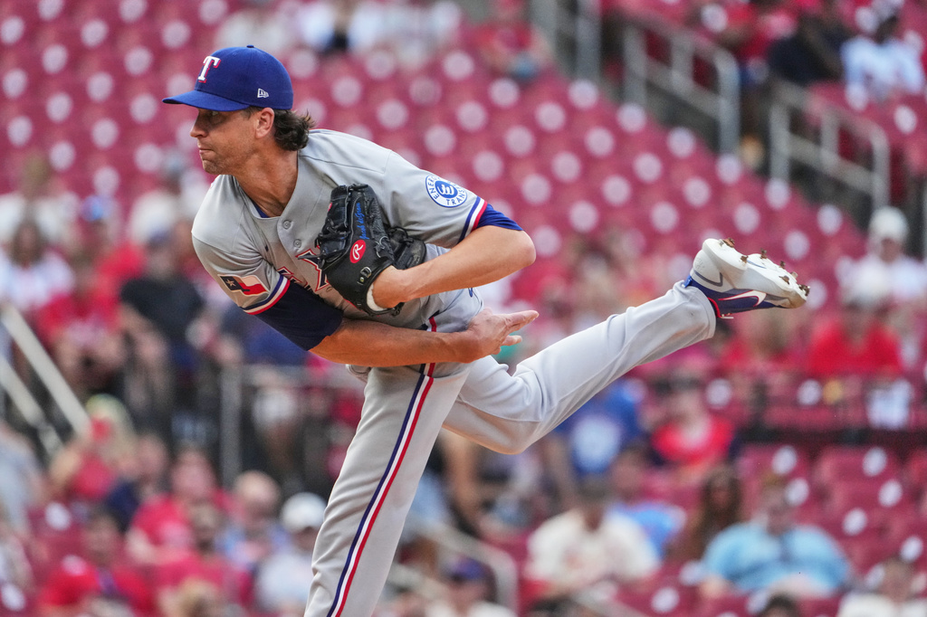 Texas Rangers starting pitcher Jacob DeGrom throws during the first inning of a baseball game against St. Louis Cardinals Monday, June 1, 2026, in St. Louis. (AP Photo/Jeff Roberson)