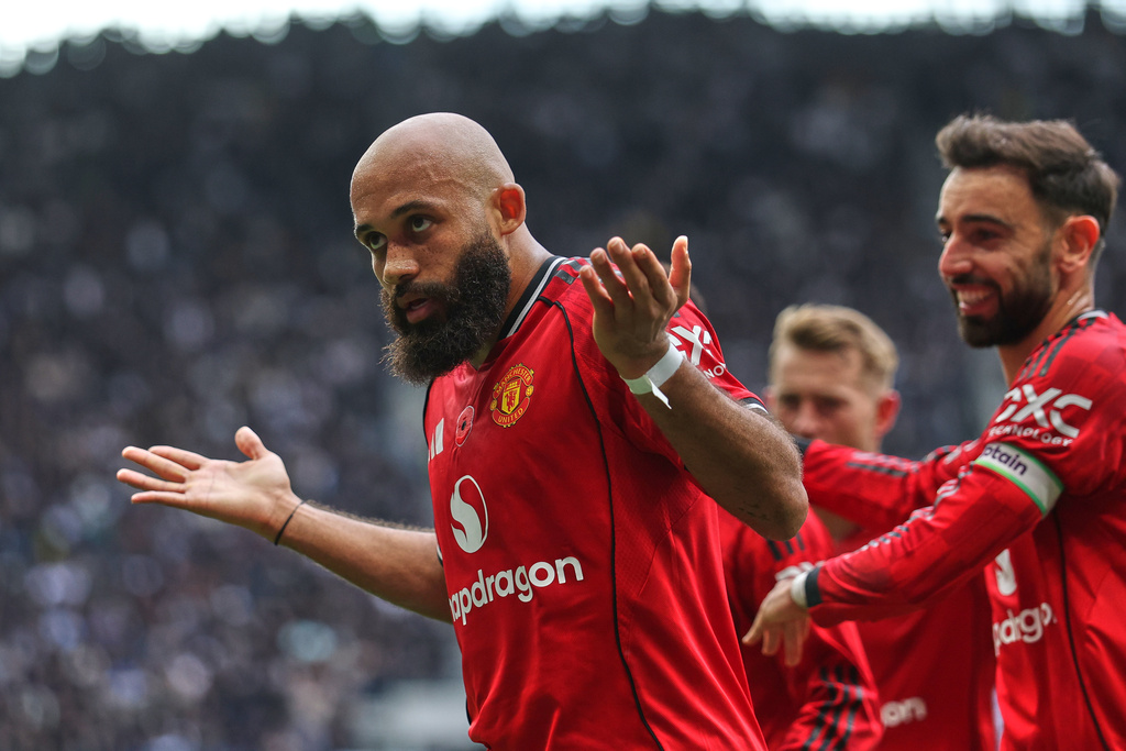 Manchester United's Bryan Mbeumo, centre, celebrates after scoring his side's opening goal during the English Premier League soccer match between Tottenham Hotspur and Manchester United in London, England, Saturday, Nov. 8, 2025. (AP Photo/Ian Walton)