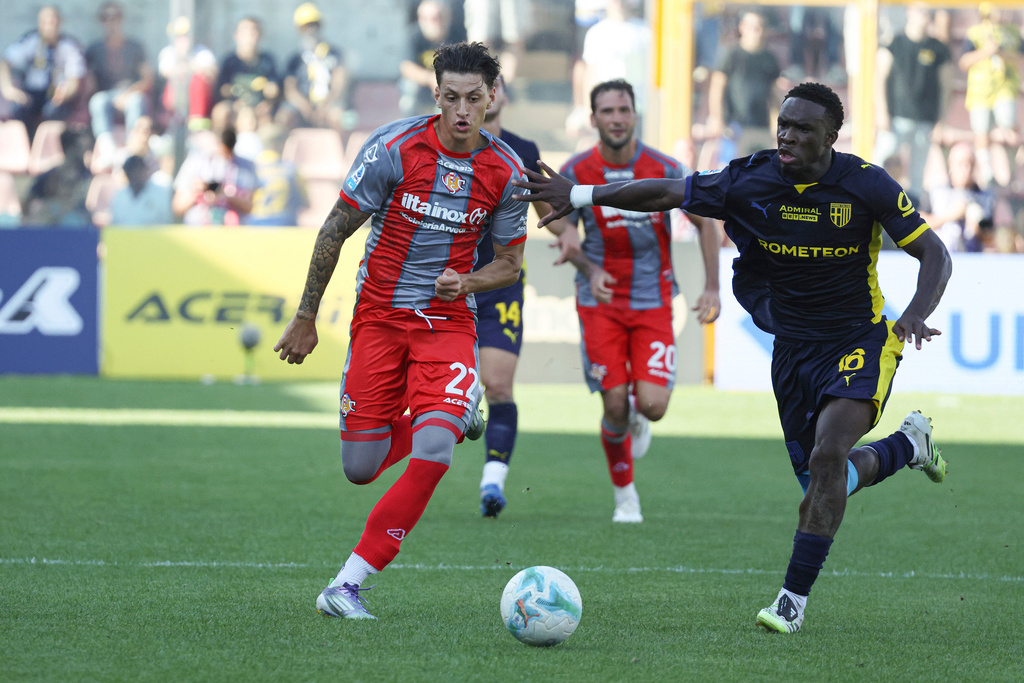 Cremonese's Romano Floriani Mussolini, left, and Parma's Mandela Keita in action during the Italian Serie A soccer match between Cremonese and Parma at the Giovanni Zini Stadium in Cremona, Italy, Sunday, Sept. 21, 2025. (Alberto Mariani/LaPresse via AP)