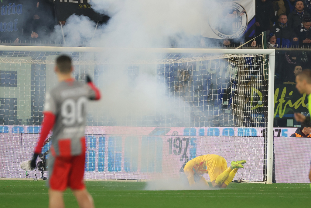 Fans throw a flair towards Cremonese's goalkeeper Emil Audero during the Serie A soccer match between Cremonese and Inter in Cremona, Italy, Sunday, Feb. 2026. (Alberto Mariani/LaPresse via AP)