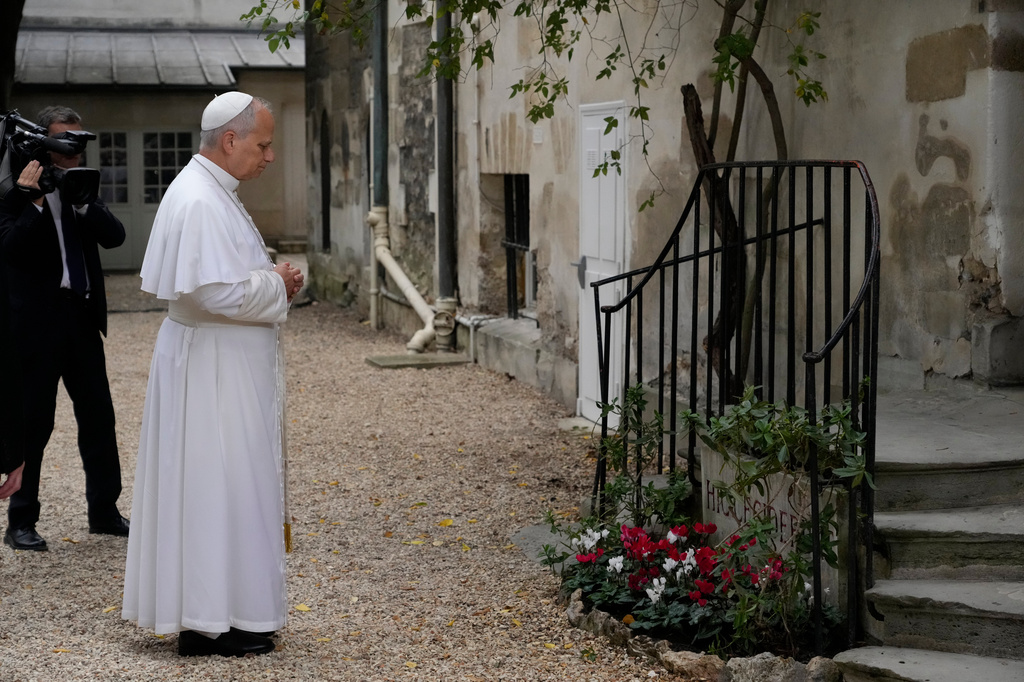 Pope Leo XIV arrives at the Institut Catholique de Paris to meet with members of the provincial synodal assembly, catechumens and neophytes, Saturday, Sept. 26, 2026, in Paris. (AP Photo/Gregorio Borgia)