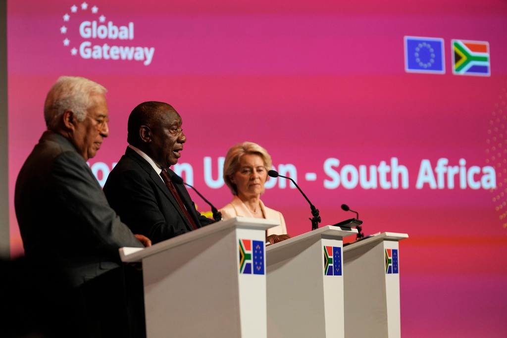 South African President Cyril Ramaphosa, centre, address the media with European Council's President Antonio Costa, left, and European Commission President Ursula von der Leyen in Johannesburg, South Africa, Thursday, Nov. 20, 2025. (AP Photo/Themba Hadebe)