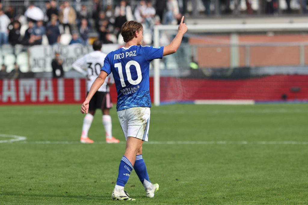Como's Nico Paz celebrates after scoring his side's second goal during the Serie A soccer match between Como and Juventus in Como, Italy, Saturday, Oct. 19, 2025. (Antonio Saia/LaPresse via AP)