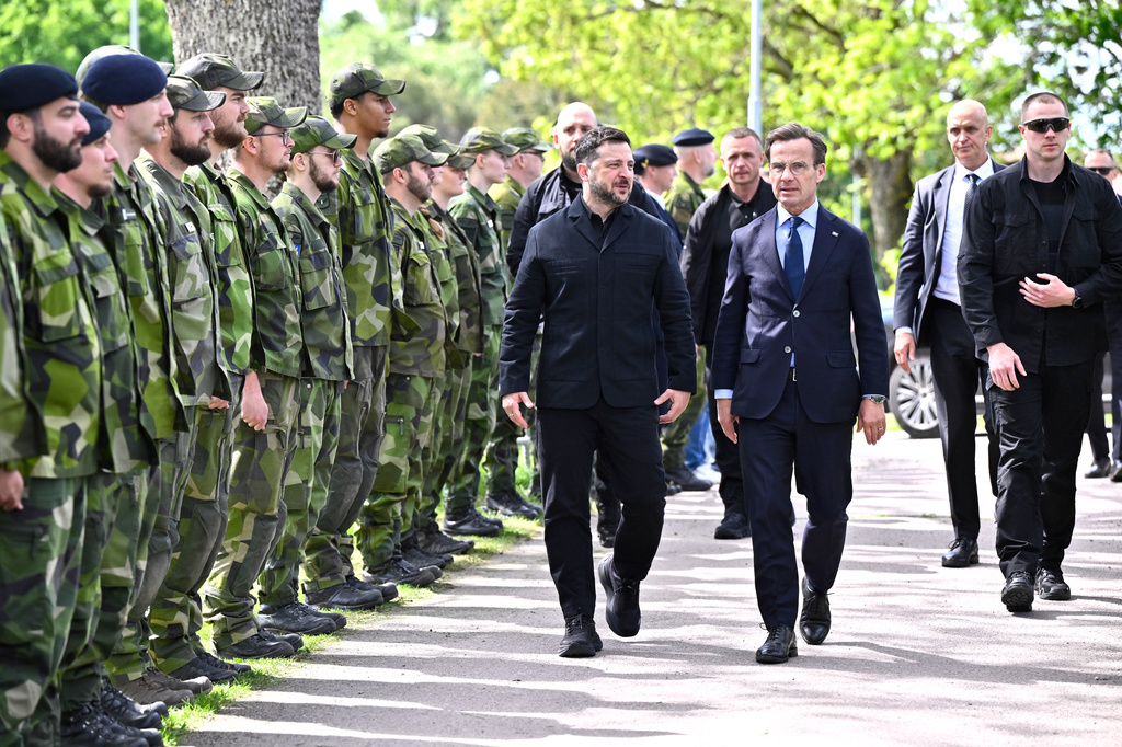 Sweden's Prime Minister Ulf Kristersson receives Ukraine's President Volodymyr Zelenskyy, center, at the F16 air flotilla in Uppsala, Sweden, Thursday, May 28, 2026. (Christine Olsson/TT News Agency via AP)