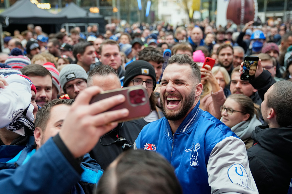 Former Indianapolis Colts player Björn Werner meets fans at Das Center in Potsdamer Platz in Berlin Germany, Saturday, Nov. 8, 2025, ahead of Sunday's NFL football game against the Atlanta Falcons. (AP Photo/Ebrahim Noroozi)