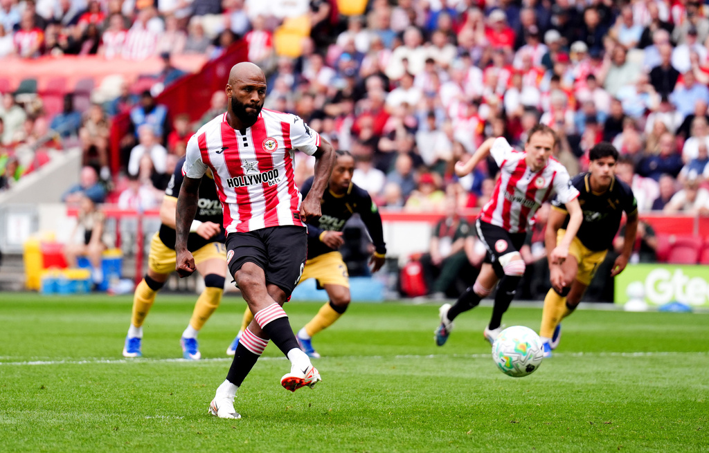 Brentford's Igor Thiago scores his sides second goal from the penalty spot during their English Premier League soccer match against West Ham in London, Saturday, May 2, 2026. (John Walton/PA via AP)