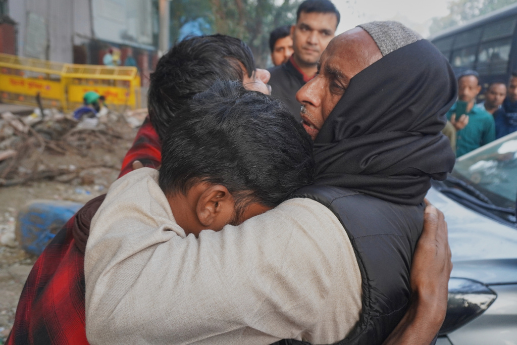 Family members of a victim of Monday's car explosion near the historic Red Fort break down at a hospital in New Delhi, India, Tuesday, Nov. 11, 2025. (AP Photo/Dinesh Joshi)