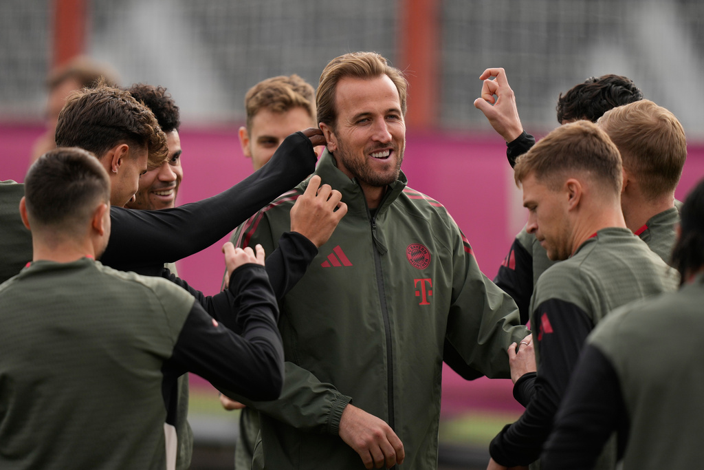 Bayern's Harry Kane jokes with team mates during a training session in Munich, Germany, Monday, Nov. 3, 2025, ahead of the Champions League opening phase soccer match between FC Bayern and PSG. (AP Photo/Matthias Schrader)