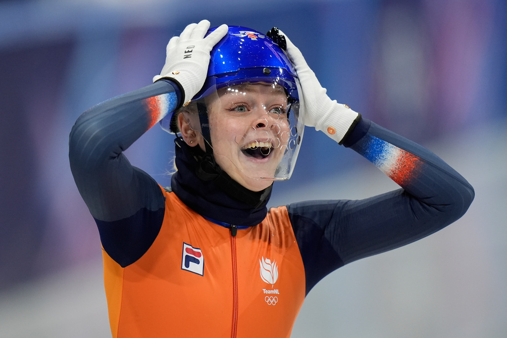 Xandra Velzeboer of the Netherlands finishes first to win gold during the women's 1000 meter short track speed skating at the 2026 Winter Olympics, in Milan, Italy, Monday, Feb. 16, 2026. (AP Photo/Francisco Seco)