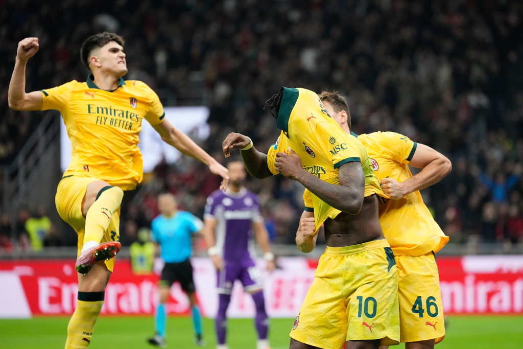 AC Milan's Rafael Leao (10) is congratulated after scoring his side's 2nd goal during a Serie A soccer match between AC Milan and Fiorentina in Milan, Italy, Sunday, Oct. 19, 2025. (AP Photo/Luca Bruno)