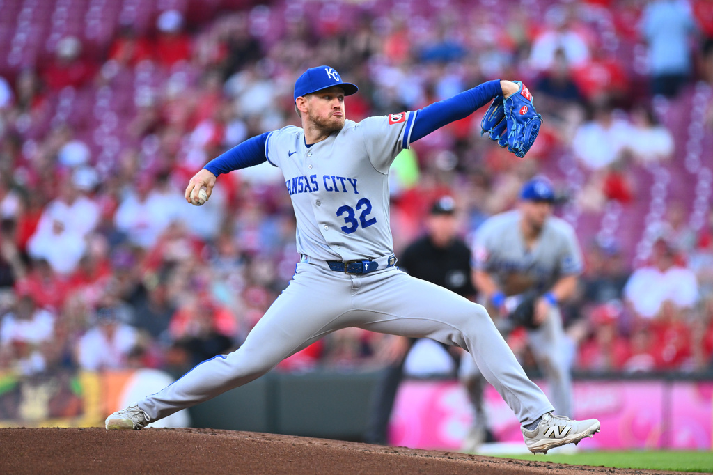 Kansas City Royals pitcher Stephen Kolek throws during the first inning of a baseball game against the Cincinnati Reds in Cincinnati, Wednesday, June 3, 2026. (AP Photo/Ben Jackson)