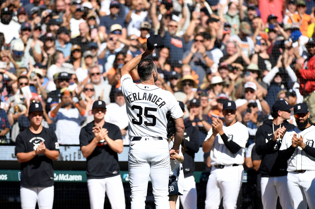 Detroit Tigers starting pitcher Justin Verlander (35) acknowledges the crowd after being taken out of the game during the sixth inning of a baseball game against the Pittsburgh Pirates, Saturday, Sept. 26, 2026, in Detroit. (AP Photo/Jose Juarez)