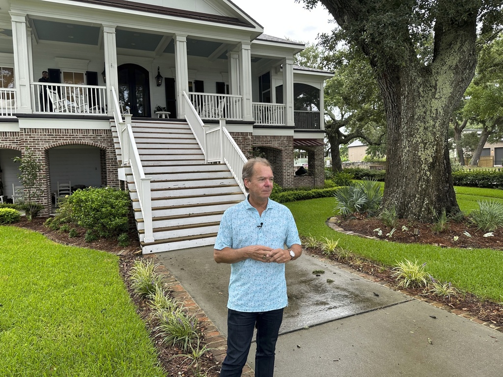 Overlooking the Mississippi Sound, former Gulfport Mayor Billy Hewes stands in front of his home Aug. 12, 2025, in Gulfport, Miss. (AP Photo/Jeff Amy)