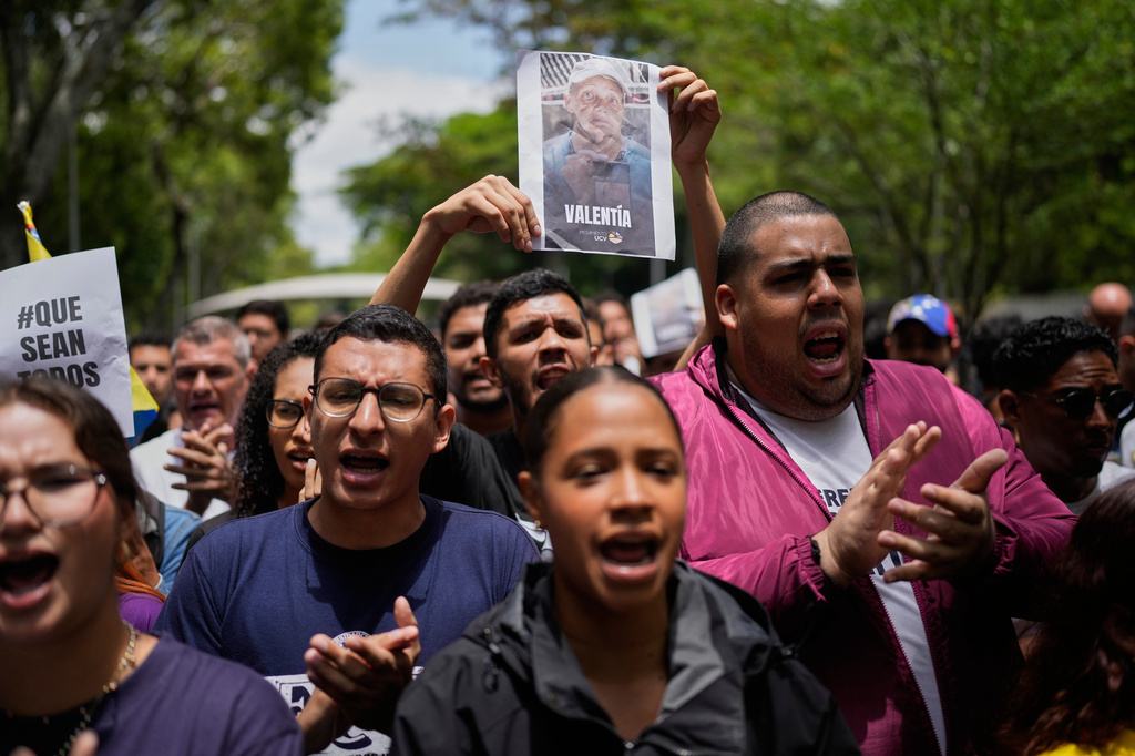 University student protest for justice for Carmen Navas the day after her death in Caracas, Venezuela, Monday, May 18, 2026, a week after the government confirmed that her missing son Victor Hugo Quero had died in custody following his arrest about a year earlier. (AP Photo/Ariana Cubillos)