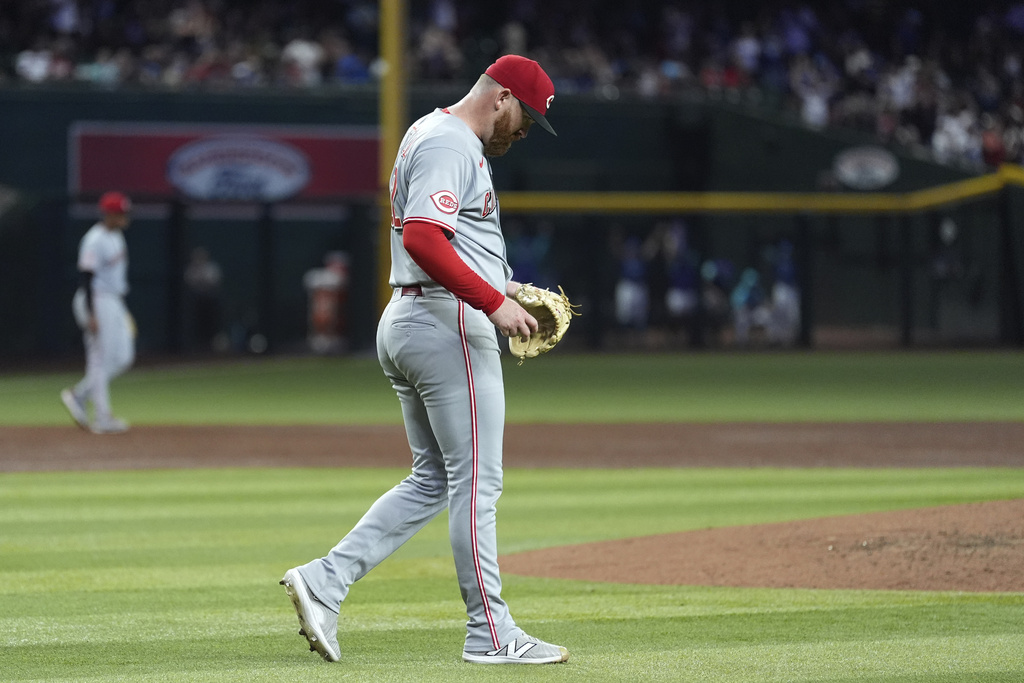 Cincinnati Reds starting pitcher Zack Littell pauses on the field after giving up a three-run home run to Arizona Diamondbacks' Gabriel Moreno during the third inning of a baseball game Friday, Aug. 22, 2025, in Phoenix. (AP Photo/Ross D. Franklin)