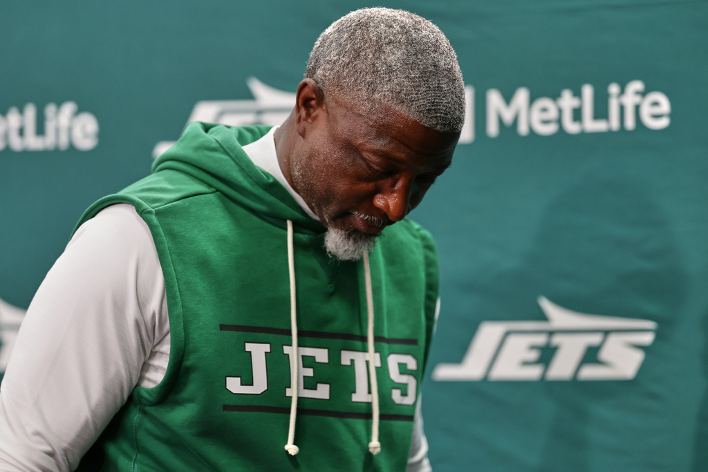 New York Jets head coach Aaron Glenn leaves after a news conference after the Miami Dolphins defeated the Jets in an NFL football game in East Rutherford, N.J., Sunday, Oct. 25, 2026. (AP Photo/Adam Hunger)