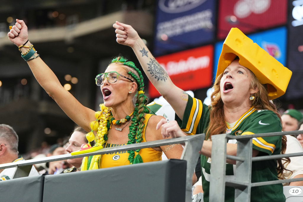 FILE - Green Bay Packers fans cheer during the first half of an NFL football game against the Arizona Cardinals Sunday, Oct. 19, 2025, in Glendale, Ariz. (AP Photo/Rick Scuteri, File)