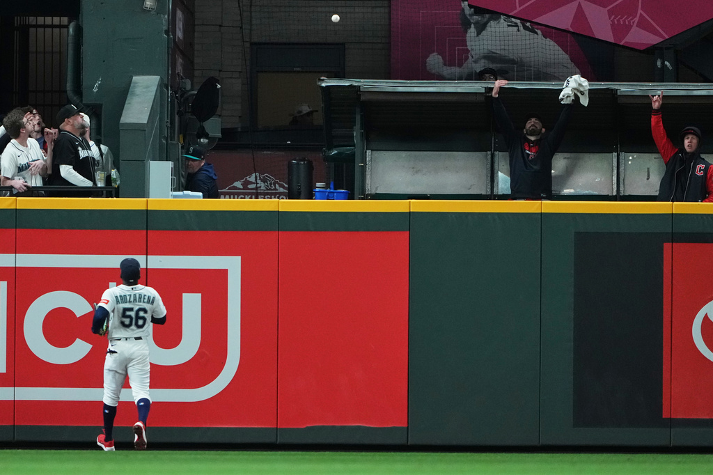 Seattle Mariners left fielder Randy Arozarena watches the two-run home run from Cleveland Guardians' Chase DeLauter fly over the fence during the 10th inning of a baseball game, Saturday, March 28, 2026, in Seattle. (AP Photo/Lindsey Wasson)