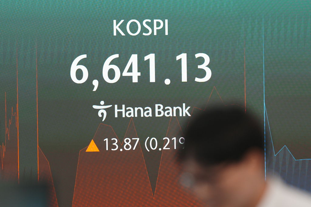 A dealer walks past the screen showing the Korea Composite Stock Price Index (KOSPI) at a dealing room of Hana Bank in Seoul, South Korea, Wednesday, Sept. 16, 2026. (AP Photo/Lee Jin-man)