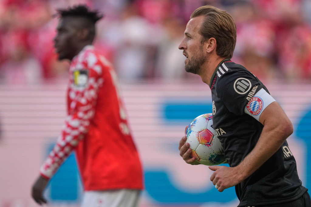 Bayern's Harry Kanecarries the ball back to the center during a Bundeliga soccer match between Mainz and Bayern in Mainz,Germany, Saturday, April 25, 2026. (AP Photo/Michael Probst)