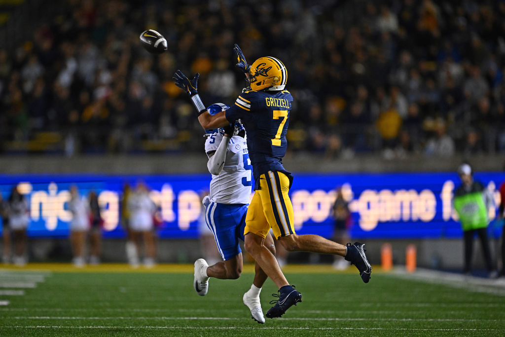 California Golden Bears wide receiver Trond Grizzell (7) reaches for a pass while being guarded by Duke Blue Devils cornerback Kimari Robinson (5) in the first half of their game at Memorial Stadium in Berkeley, Calif., on Saturday, Oct. 4, 2025. (Jose Carlos Fajardo/Bay Area News Group via AP)