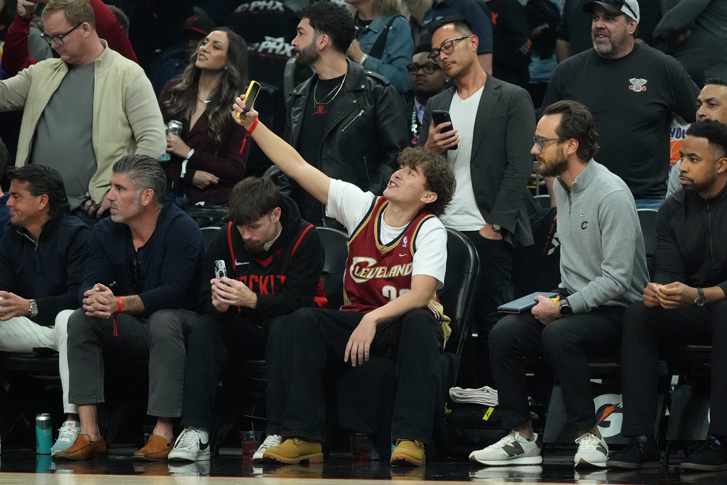 NBA fans sit courtside during the first half of an NBA basketball game between the Phoenix Suns and the Cleveland Cavaliers, Friday, Jan. 30, 2026, in Phoenix. (AP Photo/Ross D. Franklin)