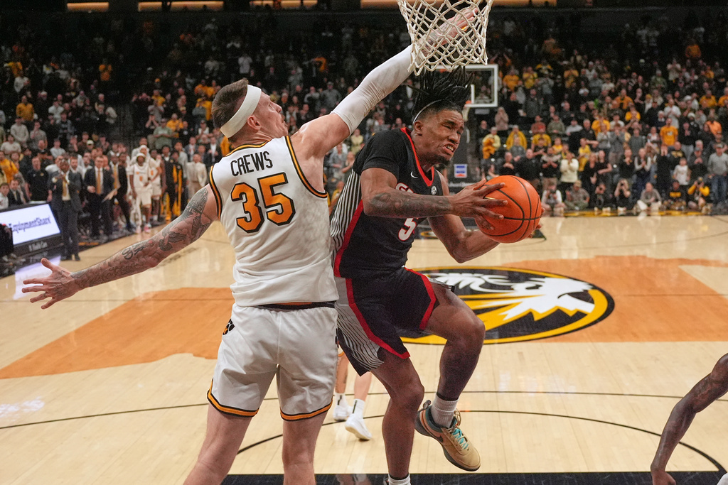 Georgia's Jeremiah Wilkinson (5) heads to the basket as Missouri's Jacob Crews (35) defends during the second half of an NCAA college basketball game Tuesday, Jan. 20, 2026, in Columbia, Mo. (AP Photo/Jeff Roberson)