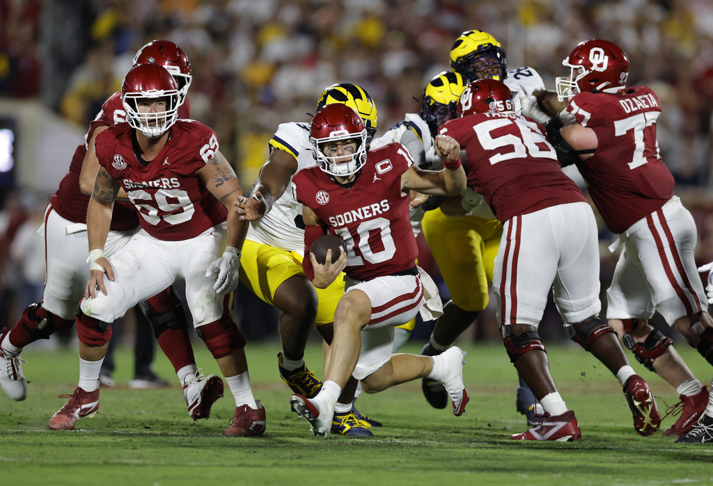 Oklahoma quarterback John Mateer (10) runs the ball against Michigan during the first half of an NCAA college football game Saturday, Sept. 6, 2025, in Norman, Okla. (AP Photo/Alonzo Adams)