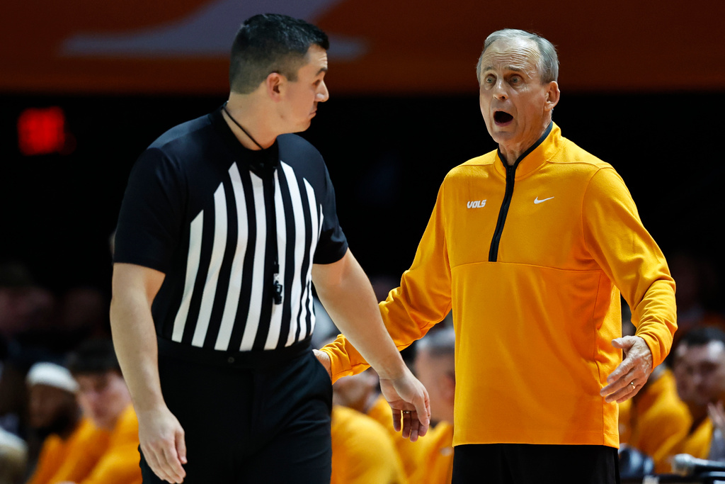 Tennessee head coach Rick Barnes argues a call with an official during the second half of an NCAA college basketball game against Kentucky, Saturday, Jan. 17, 2026, in Knoxville, Tenn. (AP Photo/Wade Payne)