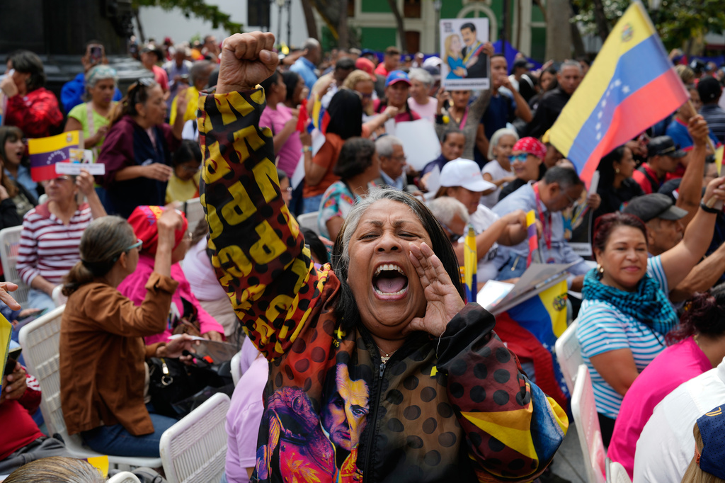 A woman screams during a government-organized event to watch former President Nicolas Maduro and first lady Cilia Flores appear in a New York court on a screen in Caracas, Venezuela, Thursday, March 26, 2026. (AP Photo/Ariana Cubillos)