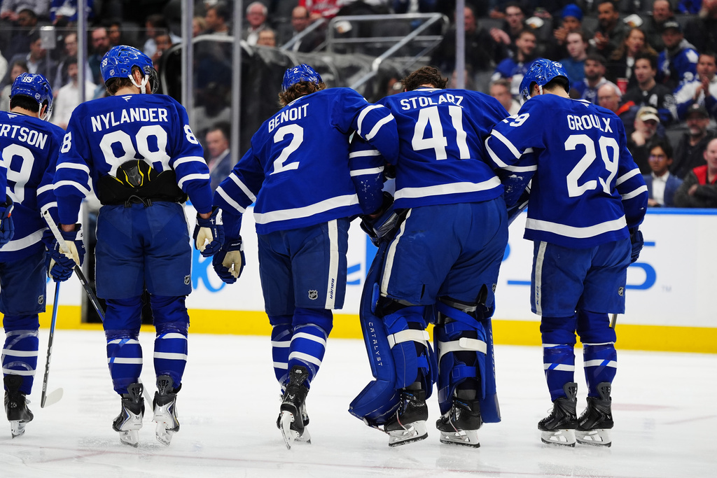 Toronto Maple Leafs goaltender Anthony Stolarz (41) is helped off the ice by teammates following an injury against the Washington Capitals during the first period of an NHL hockey game in Toronto on Wednesday, April 8, 2026. (Frank Gunn/The Canadian Press via AP)