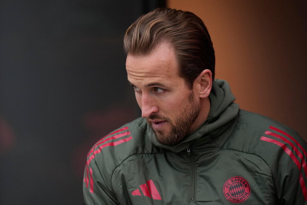 Bayern's Harry Kane arrives for a training session in Munich, Germany, Tuesday, Nov. 25, 2025, ahead of the Champions League opening phase soccer match between Arsenal London and FC Bayern. (AP Photo/Matthias Schrader)