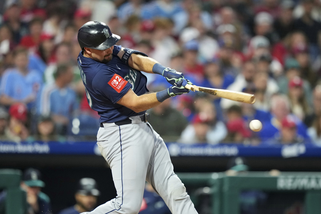 Seattle Mariners' Cal Raleigh breaks his bat on a ground out against Philadelphia Phillies pitcher Ranger Suárez during the third inning of a baseball game Monday, Aug. 18, 2025, in Philadelphia. (AP Photo/Matt Slocum)