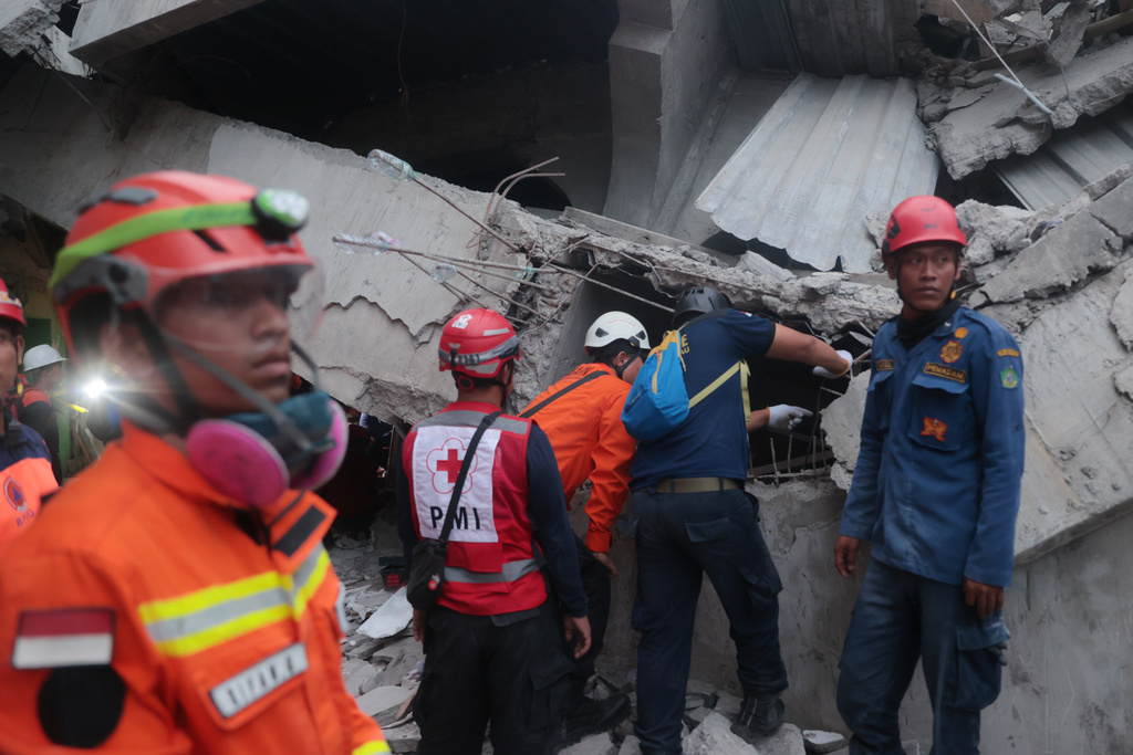 Rescuers search for victims at the site where a building under construction collapsed at an Islamic boarding school in Sidoarjo, East Java, Indonesia, Tuesday, Sept. 30, 2025. (AP Photo/Trisnadi)