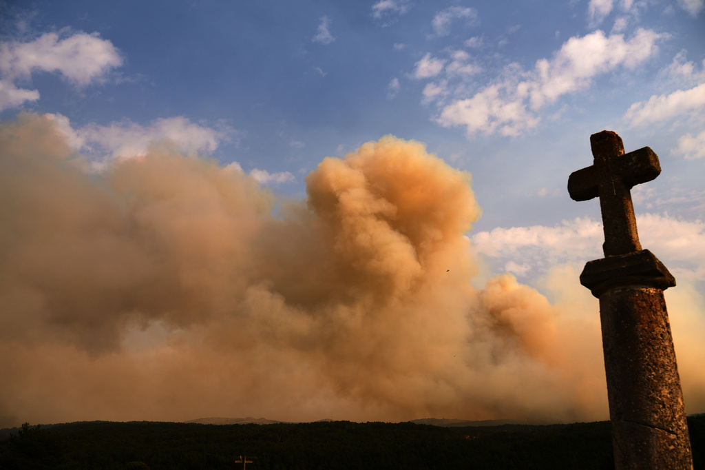Smoke rises above the horizon as wildfire advances near Condemios de Arriba, Guadalajara province, Spain, Wednesday, July 22, 2026, after a wildfire scorched tens of thousands of hectares in one of Spain's largest wildfires in recent years. (AP Photo/Manu Fernandez)