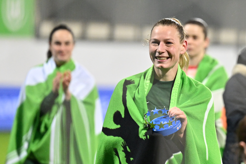 Wolfsburg's Sarai Linder holds the player of the match award following a women's Champions League soccer match between VfL Wolfsburg and Juventus FC, Thursday, Feb. 12, 2026, in Wolfsburg, Germany. (Swen Pförtner/dpa via AP)