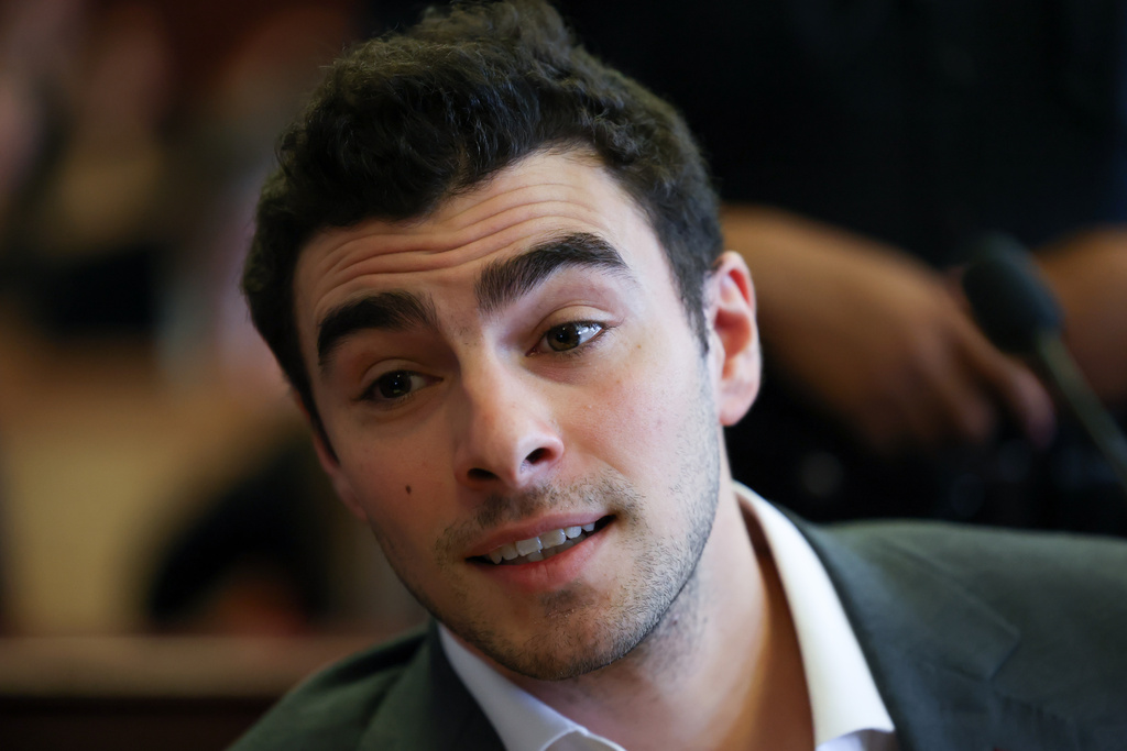 Luigi Mangione appears in Manhattan Criminal Court for an evidence hearing, Thursday, Dec. 4, 2025, in New York. (Angela Weiss/Pool Photo via AP)