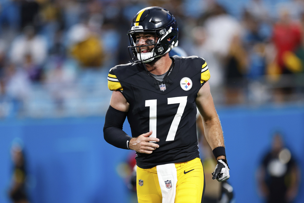 Pittsburgh Steelers quarterback Skylar Thompson celebrates after showing a touchdown pass against the Carolina Panthers during the first half of an NFL preseason football game, Thursday, Aug. 21, 2025, in Charlotte, N.C. (AP Photo/Rusty Jones)