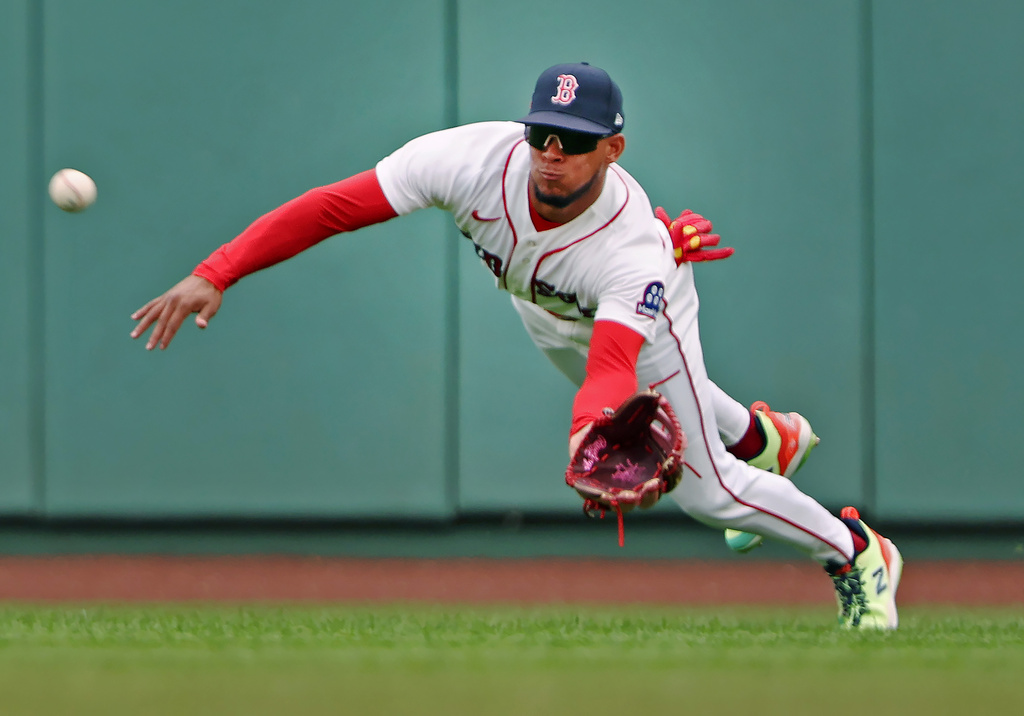 Boston Red Sox center fielder Ceddanne Rafaela makes a diving catch to rob San Francisco Giants' Andrew Knizner of a hit in the first inning of a baseball game Sunday, Aug. 23, 2026, in Boston. (AP Photo/Jim Davis)