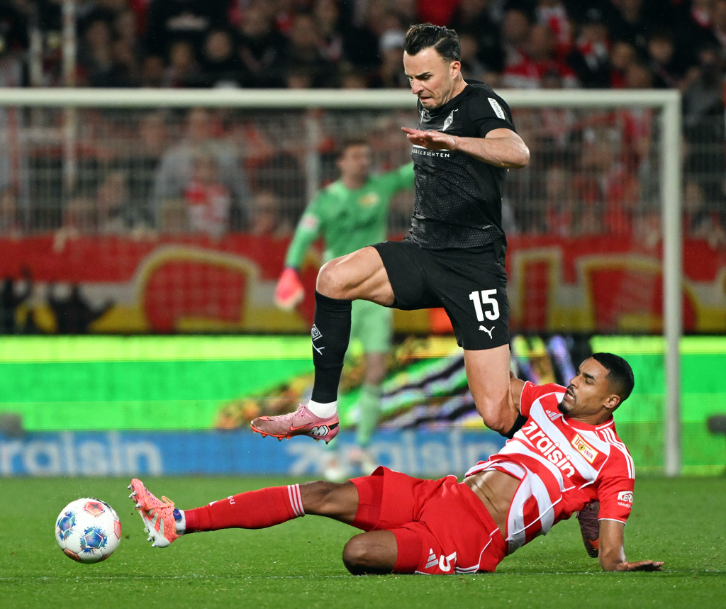 Moenchengladbach's Haris Tabakovic, top, in action against Union's Danilho Doekhi during the German Bundesliga soccer match between 1. FC Union Berlin and Borussia Moenchengladbach in Berlin, Friday, Oct. 17, 2025. (Soeren Stache/dpa via AP)
