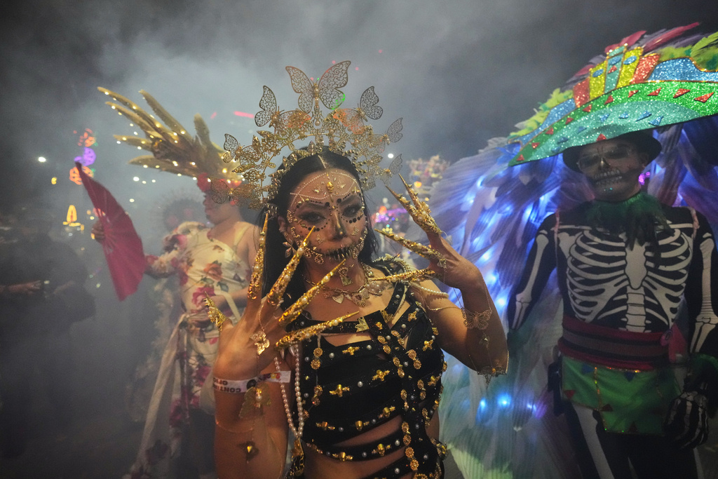People take part in the annual Day of the Dead Catrina parade in Mexico City, Sunday, Oct. 26, 2025. (AP Photo/Claudia Rosel)