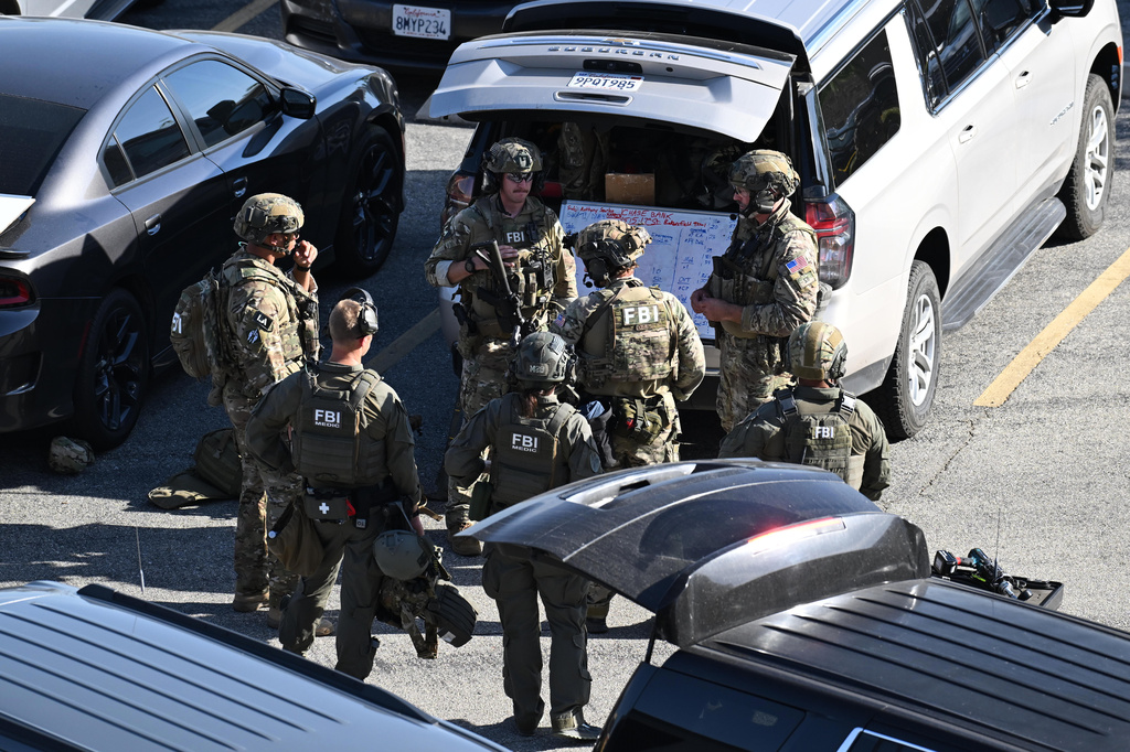 FBI agents respond after a man barricaded himself inside a building with hostages Tuesday, June 2, 2026, in Bakersfield, Calif. (AP Photo/David Dennis)