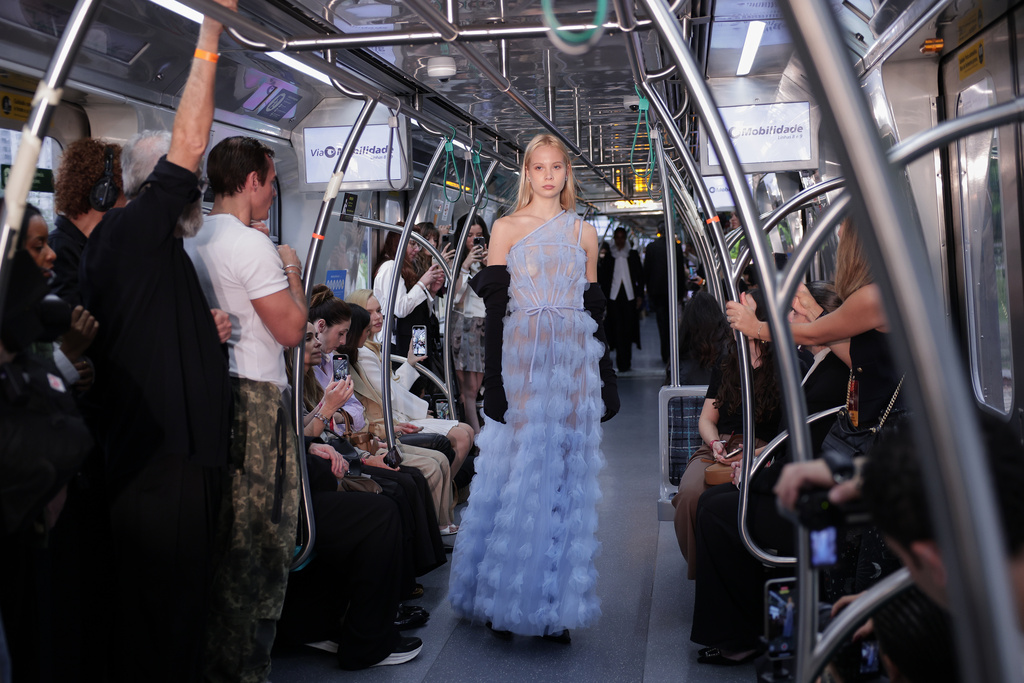 A model wears a creation from the Gloria Coelho collection during a Sao Paulo Fashion Week event at the Julio Prestes train station in Sao Paulo, Oct. 13, 2025. (AP Photo/Ettore Chiereguini)