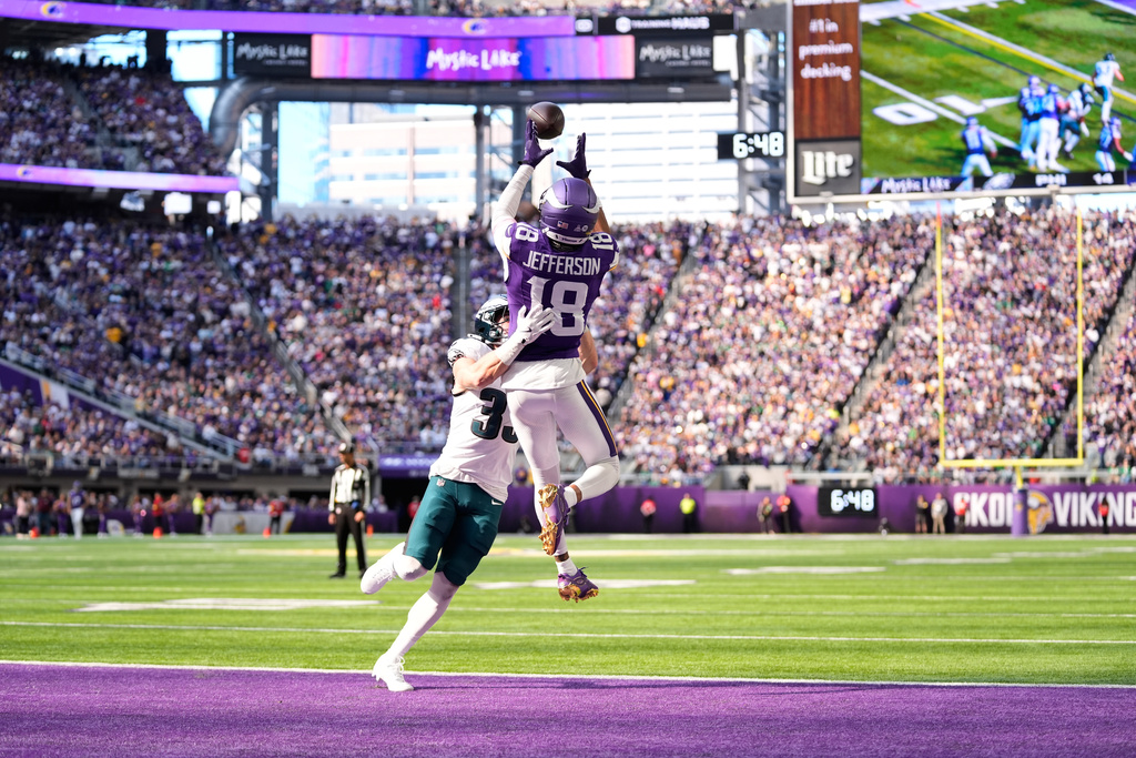Minnesota Vikings wide receiver Justin Jefferson (18) leaps but cannot a catch a pass in the end zone while defended by Philadelphia Eagles cornerback Cooper Dejean (33) during the first half of an NFL football game against the Minnesota Vikings, Sunday, Oct. 19, 2025, in Minneapolis. (AP Photo/Abbie Parr)