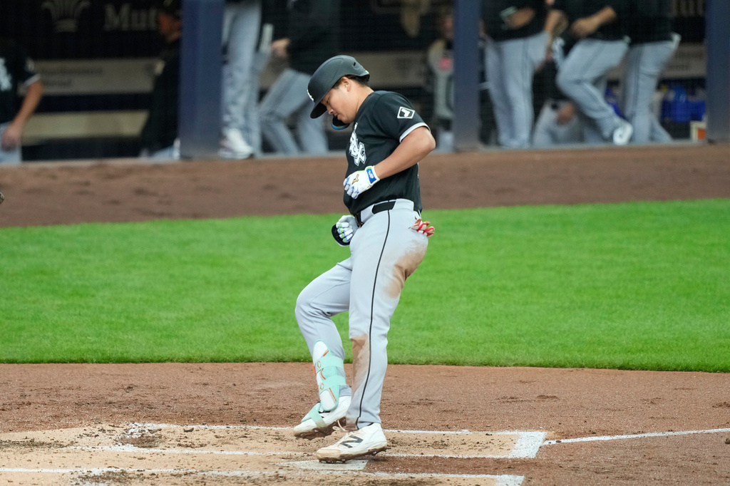 Chicago White Sox's Munetaka Murakami scores on a home run during the second inning of a baseball game against the Milwaukee Brewers, Sunday, March 29, 2026, in Milwaukee. (AP Photo/Kayla Wolf)