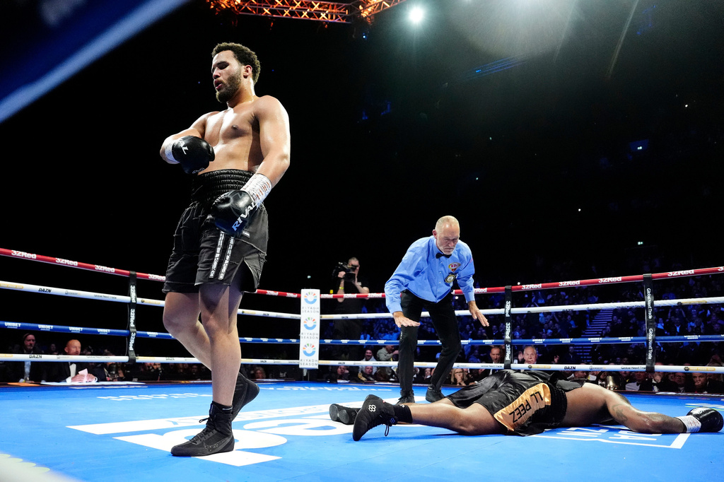 Moses Itauma left, reacts after knocking down Jermaine Franklin during a WBA International and WBO Inter-Continental Heavyweight bout against Jermaine Franklin, Saturday, March 28, 2026, in Manchester, England. (Nick Potts/PA via AP)