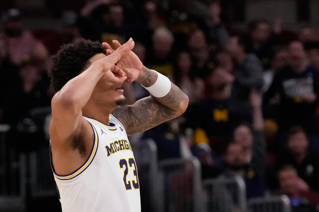 Michigan's Yaxel Lendeborg celebrates after making a 3-point basket during the second half in the Sweet 16 of the NCAA college basketball tournament against Alabama, Friday, March 27, 2026, in Chicago. (AP Photo/Nam Y. Huh)