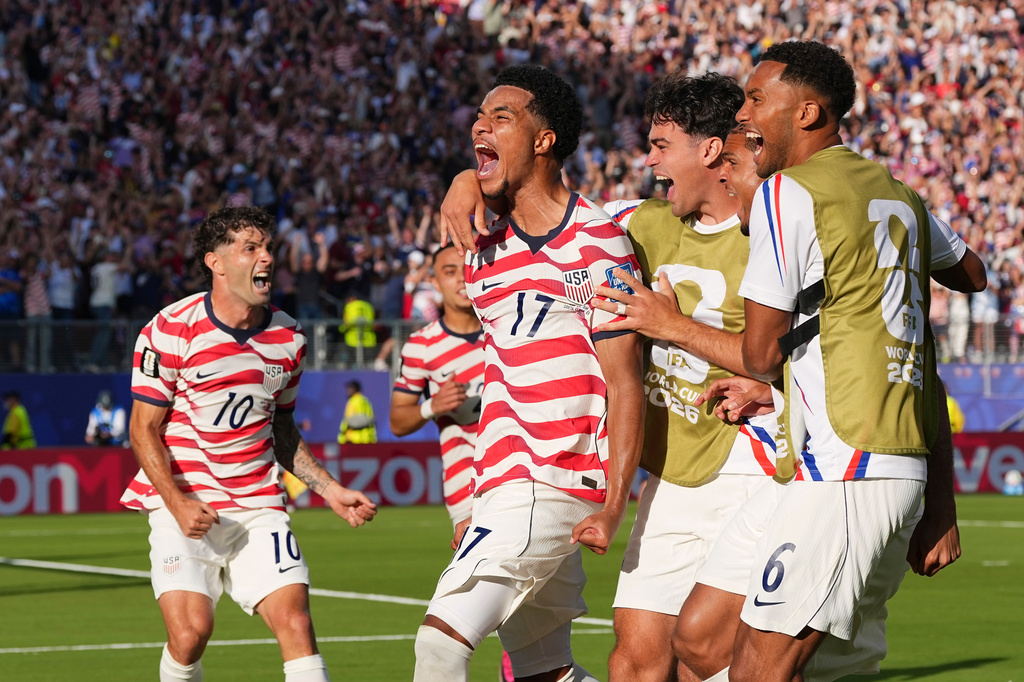 United States' Malik Tillman (17) celebrates with teammates after scoring on a free kick during the World Cup round of 32 soccer match between the United States and Bosnia in Santa Clara, Calif., near San Francisco, Wednesday, July 1, 2026. (AP Photo/Martin Meissner)
