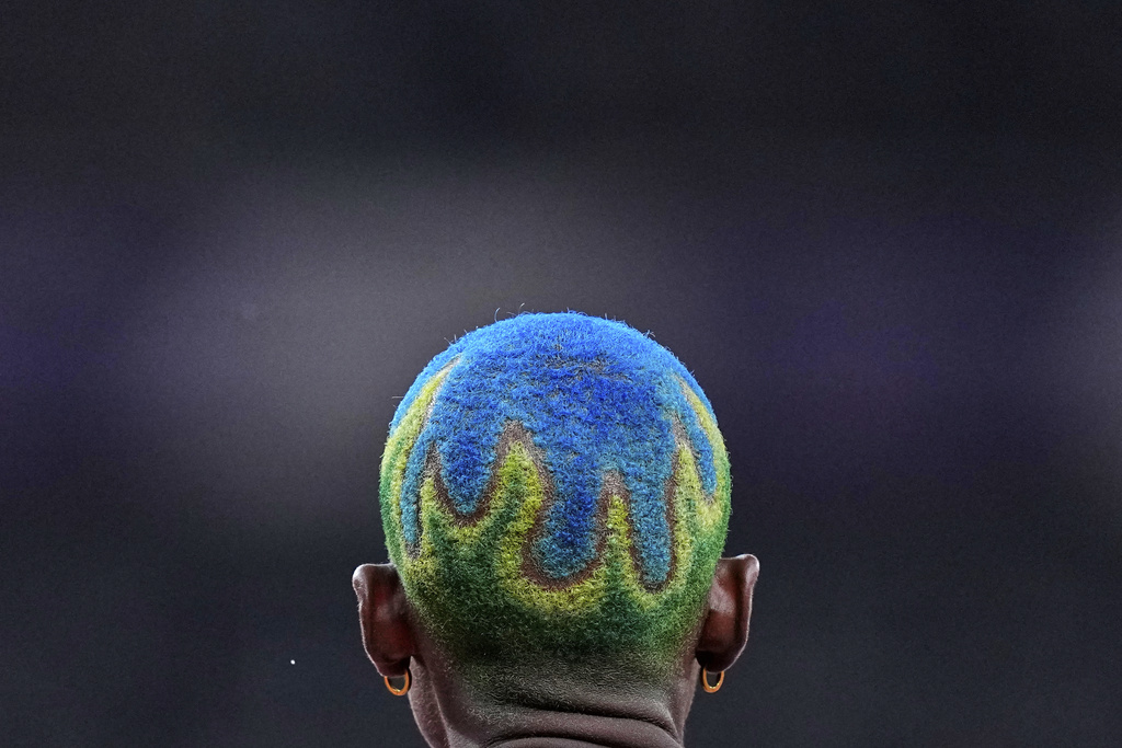 Saint Vincent and the Grenadines' Shafiqua Maloney prepares to start a women's 800 meters heat at the World Athletics Championships in Tokyo, Thursday, Sept. 18, 2025. (AP Photo/Petr David Josek)