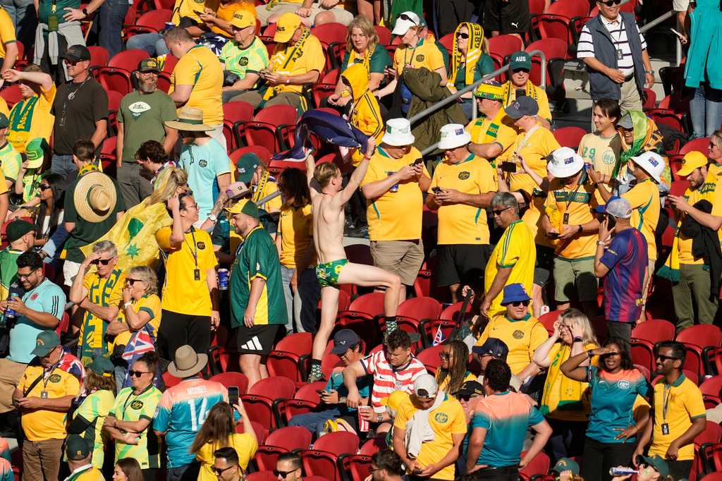 An Australia fan tries to hype up the crowd before the World Cup Group D soccer match between Paraguay and Australia in Santa Clara, Calif., near San Francisco, Thursday, June 25, 2026. (AP Photo/Jeff Chiu)